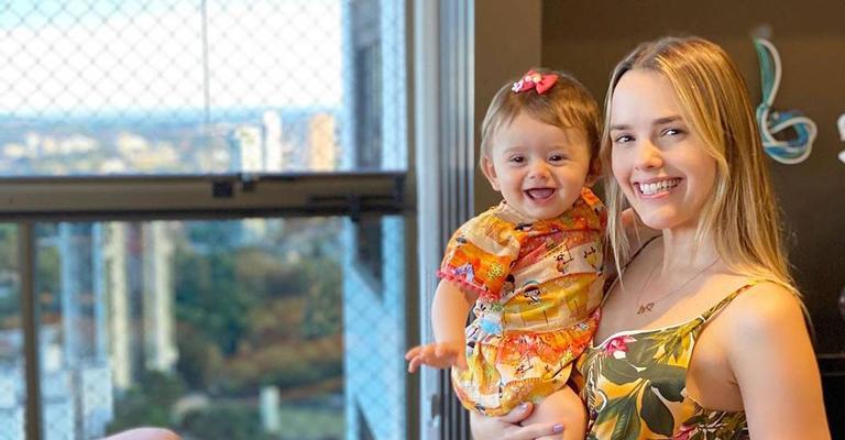 Thaeme Mariôto se divertiu ao ver a filha subindo as escadas: ‘Só sob supervisão