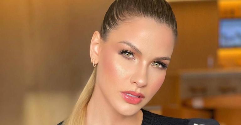 Andressa Suita se diverte ao mostrar a alegria do caçula vendo o arco-íris