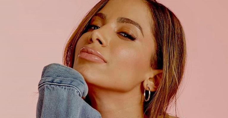 De calcinha cavada, Anitta agacha e deixa bumbum em destaque sem retoques: ”Look do dia”