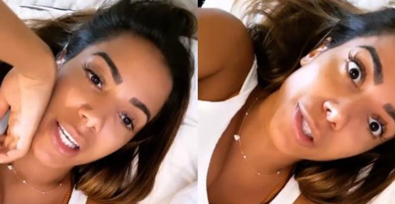 Anitta revela rotina enquanto está de quarentena: ”Lavando roupa, limpando chão”