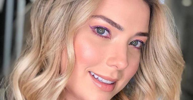Carol Dantas explode fofurômetro ao clicar momento de carinho entre os filhos: ‘O dia todo grudado’