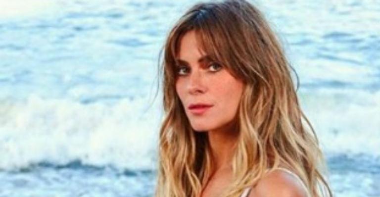 Na praia, Carolina Dieckmann exibe suas curvas ao apostar em maiô com recortes e impressiona web: “Mais bonita do mundo”