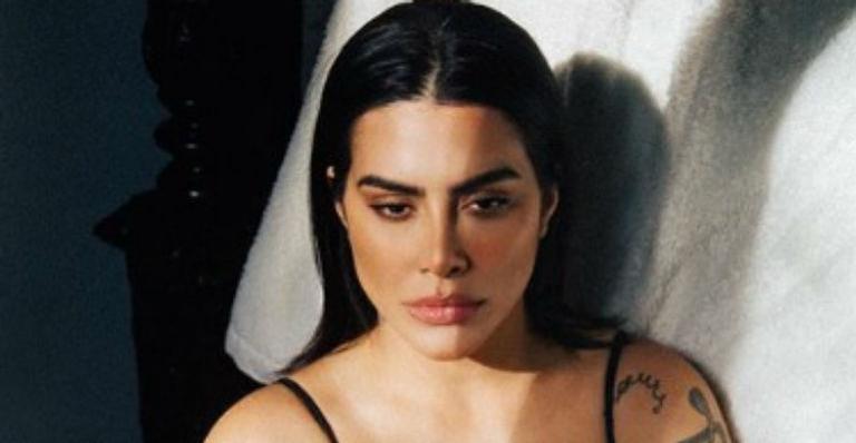 Cleo Pires surge com decote generoso em clique e faz apelo sobre quarentena: ”Fique aí dentro”