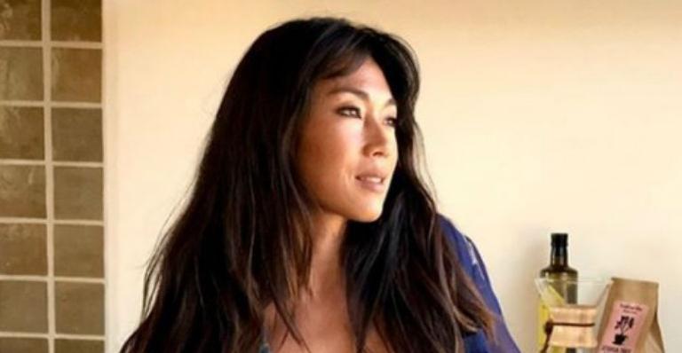 Dani Suzuki exibe corpo ao surgir de biquíni e alerta: ”Fiquem em casa”