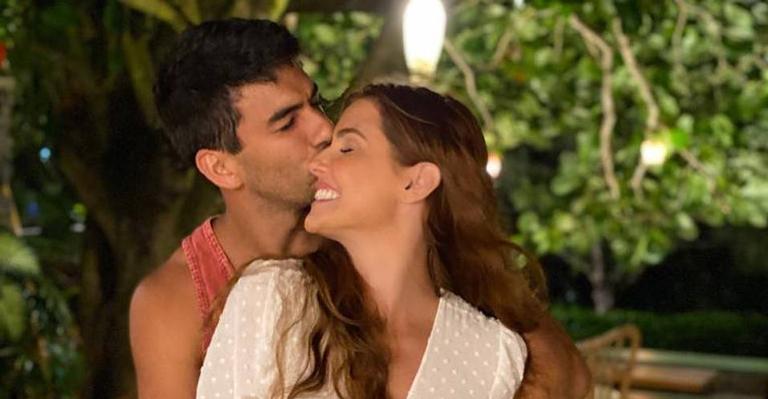 Deborah Secco e o marido explicam como estão em sua quarentena: ‘A gente vai se alternando’