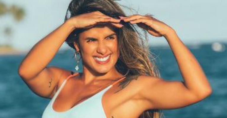 Quarentena? Ex-BBB Carol Peixinho posa na praia e quase mostra demais em maiô cavadíssimo