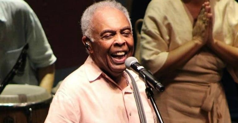 Gilberto Gil encanta a web ao surgir tocando violão para a neta durante quarentena: ”Juntinhos em casa”