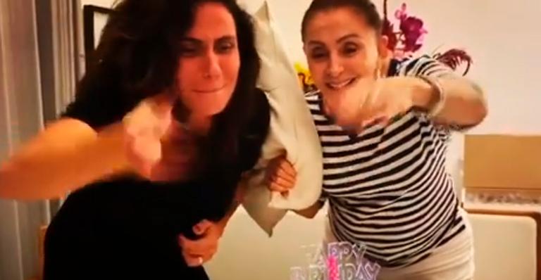 Giovanna Antonelli divide aniversário com a mãe, mas se recusa a assoprar velas: ”Nem pensar”