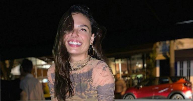 Isis Valverde posta foto em frente ao espelho usando vestidinho e fãs elogiam