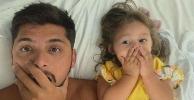 Pai Coruja! Bruno Gissoni compartilha momento fofíssimo de descontração com a filha e web se encanta