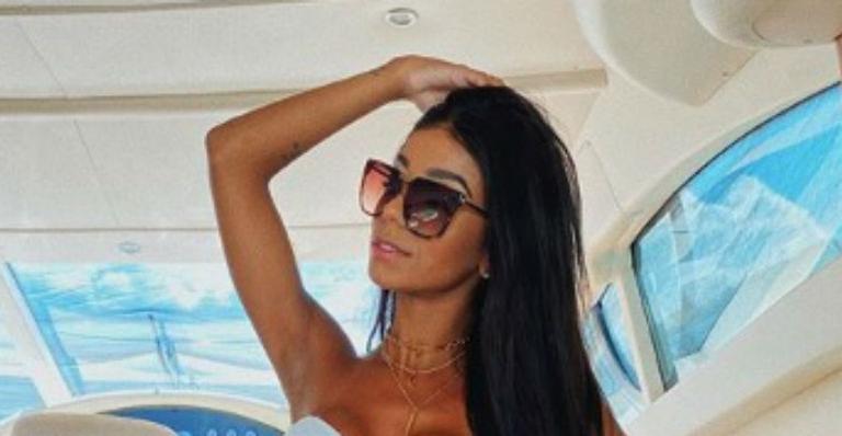 Só de biquíni, Brunna Gonçalves ostenta curvas e eleva temperatura da web: “Surreal sua beleza”