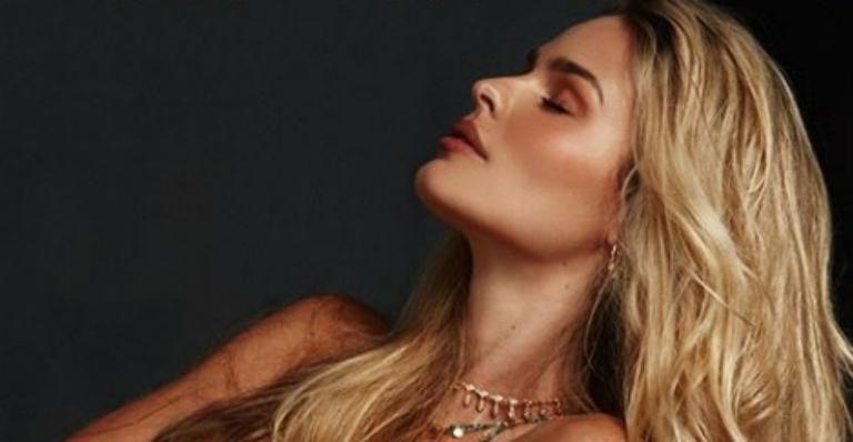 Só de calcinha, Yasmin Brunet dispensa parte de cima em clique e brinca: ”Fingindo plenitude”