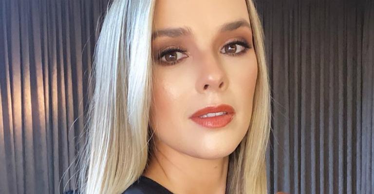 Thaeme Mariôto posa coladinha com a filha durante quarentena e celebra: ”Lado positivo de tudo isso”