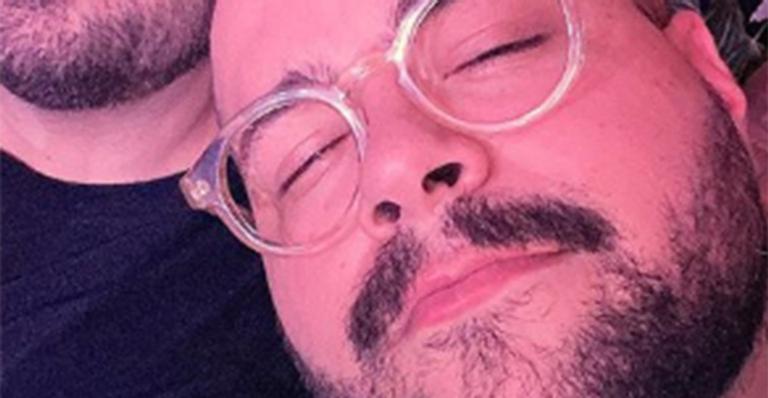 Tiago Abravanel encanta fãs ao posar agarradinho com o marido e se declarar: ”Meu lindo”