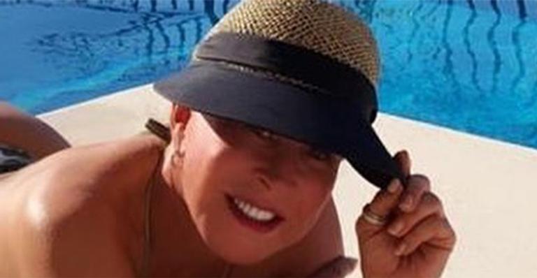 Zilu Camargo surge de biquíni em clique na piscina e bumbum durinho rouba a cena