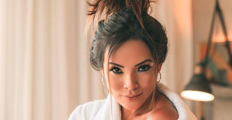 Carol Nakamura posa de maiô em cobertura de hotel e deixou seguidores impressionados
