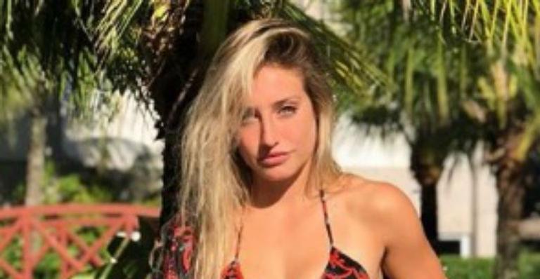 De biquíni, Bruna Griphao ostenta abdômen trincado e eleva a temperatura da web: “Se superou”
