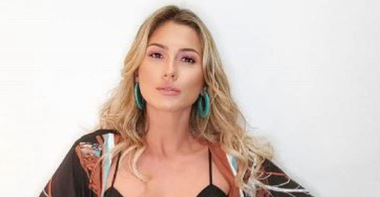 Lívia Andrade deixa barriguinha chapada à mostra em look justinho: ”Maravilhosa”