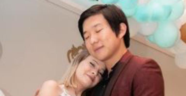Pyong Lee comove fãs ao dividir momento de chamego com o filho: ”Que bochechudo!”