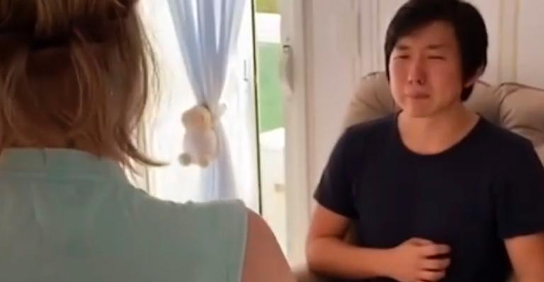 BBB20: Eliminado, Pyong Lee chora muito ao segurar filho pela primeira vez: ”Conhece a minha voz?”