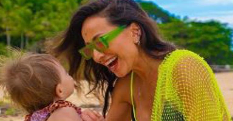 Fofura! Sabrina Sato mostra Zoe com biquíni de oncinha em dia de praia e encanta fãs