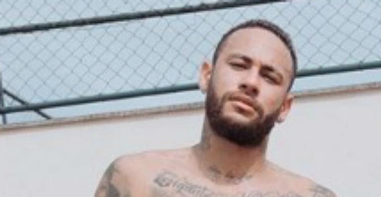 Só de bermuda, Neymar Jr. exibe corpo sarado enquanto malha ao ar livre
