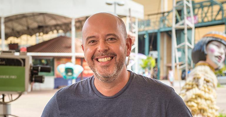 Alex Escobar anuncia nascimento do filho com clique fofíssimo: “Oi, pessoal! Meu nome é José”