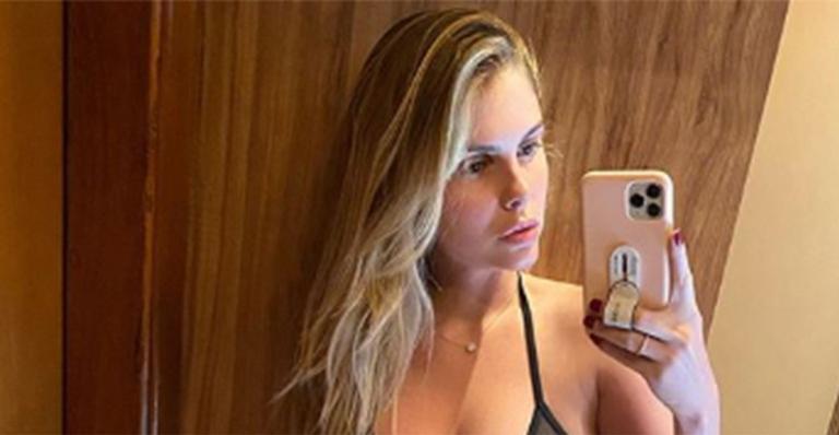 Bárbara Evans posa de biquíni e calcinha mínima deixa os fãs perplexos: ”Vai escapar”