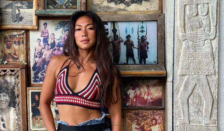 Danni Suzuki posa plena ao deixar decote em traje de piscina e fãs elogiam: ‘Bela’