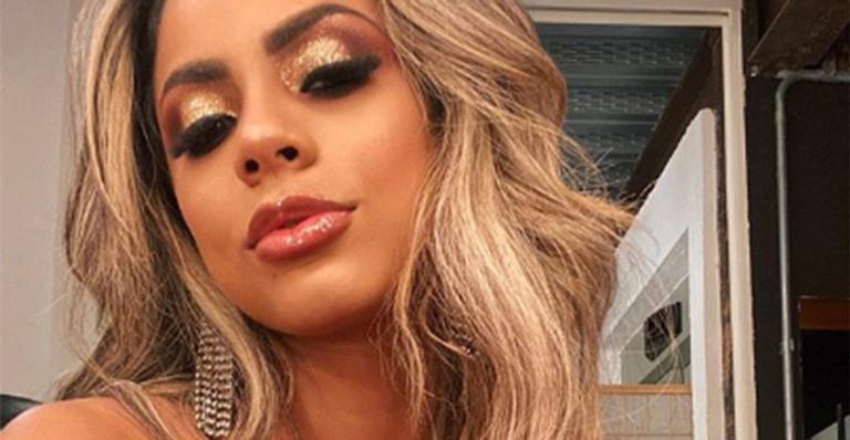 Em casa, Lexa se maquia e elege look fatal em que exibe parte dos seios volumosos