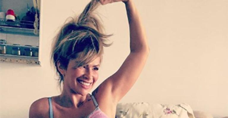Ex-BBB Fani Pacheco faz charme e surge de lingerie transparente no sofá de casa