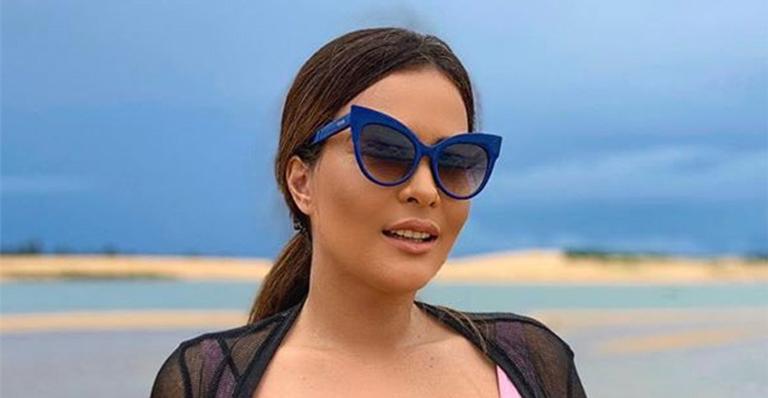 Geisy Arruda aposta em maiô cavadíssimo que engole partes íntimas: ”Um furacão”