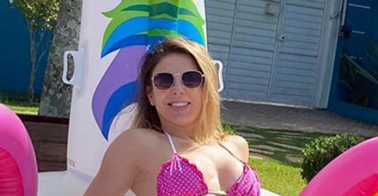 Sheila Mello coloca biquíni mínimo e exibe barriga definida em ida à piscina de sua mansão