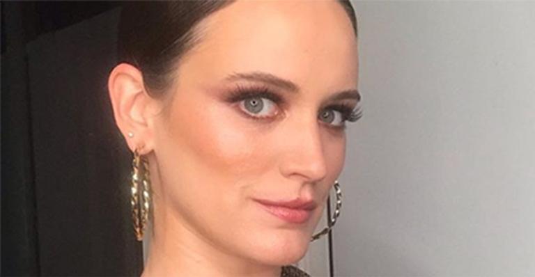 Bianca Bin surge de make feita e vestido de gala e leva bronca de fã: ”Vai pra onde?”