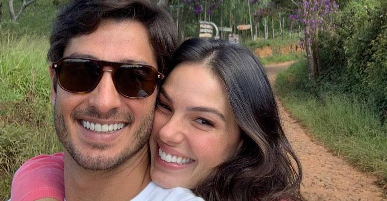 Em casa, Isis Valverde cai na risada em momento espontâneo com o marido, André Resende