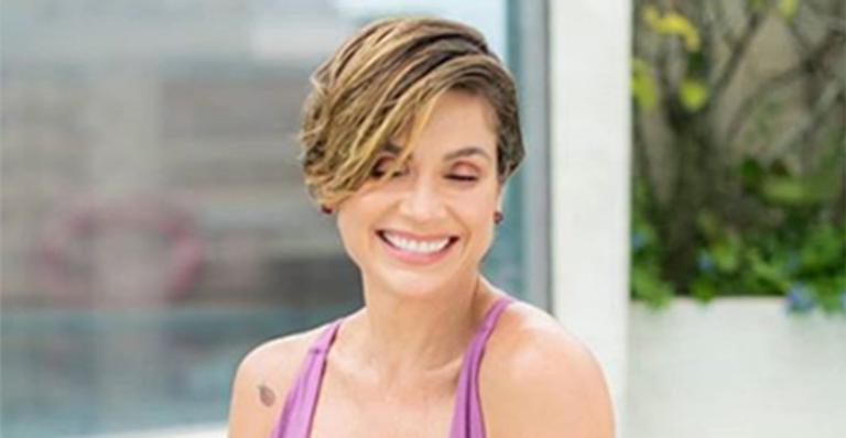 Flávia Alessandra posa de maiô decotadíssimo na piscina de sua cobertura e fãs não se contém: ”Gostosa”