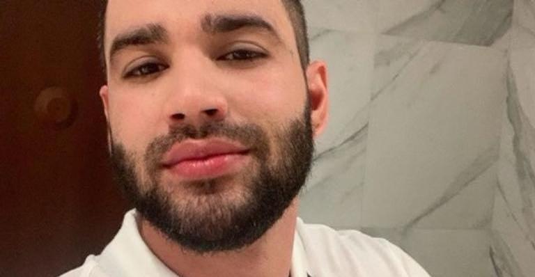 Gusttavo Lima malha na academia particular de sua mansão e choca fãs: ”É do tamanho da minha casa”