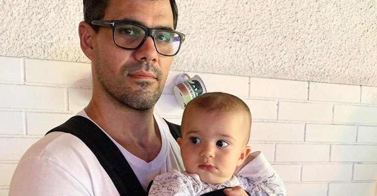 Juliano Cazarré encanta a web ao posar coladinho do filho: ‘Assistiu a missa com o papai’