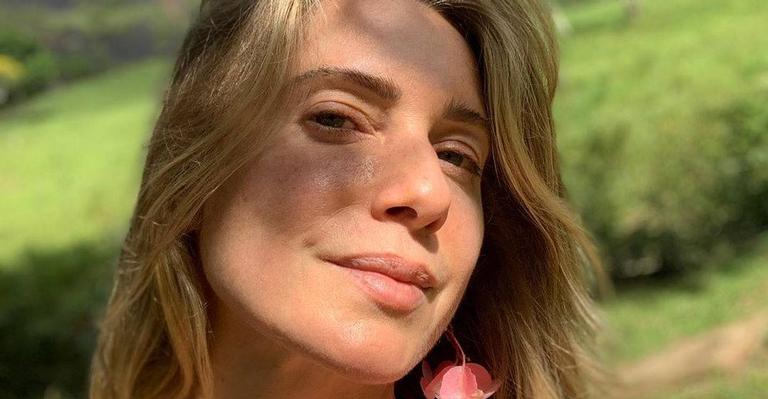 Letícia Spiller se refresca em cachoeira e recebe ‘chuva’ de elogios dos fãs