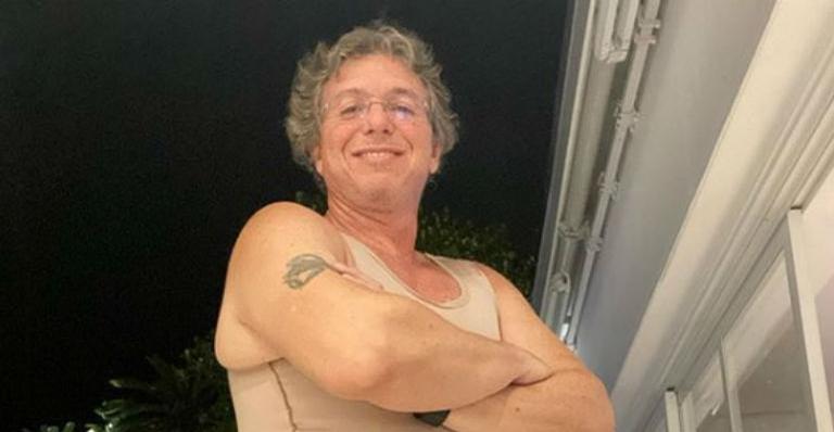 Boninho prepara refeição e mostra que leva jeito na cozinha: “Difícil ver isso e não comer”