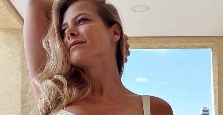 Em quarentena, Jackeline Petkovic surge só de biquíni e toma banho de sol na varanda de casa: ”Se adaptar”