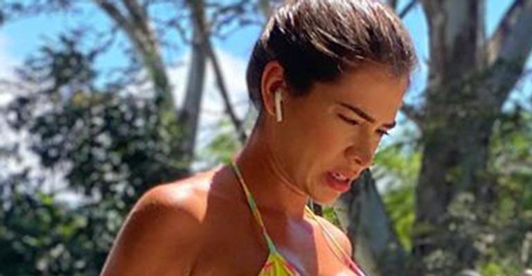 Ex-BBB Adriana Santanna malha de biquíni na área externa de sua mansão: ”Corpo espetacular”