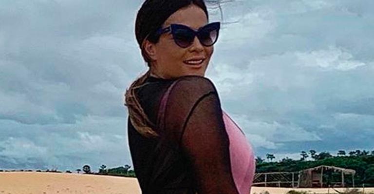 Geisy Arruda deixa bumbum engolir maiô e seguidor faz piada: ”Seu bumbum vai pegar coronavírus”