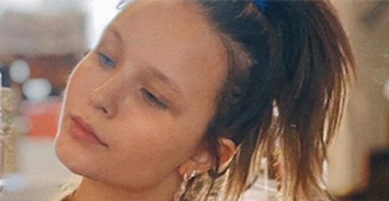 Larissa Manoela renova bronzeado em casa na companhia de seus cachorros