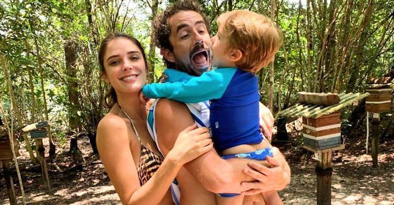 Rafa Brites encanta a web ao ensinar filho a lavar louça: ”A primeira a gente não esquece”