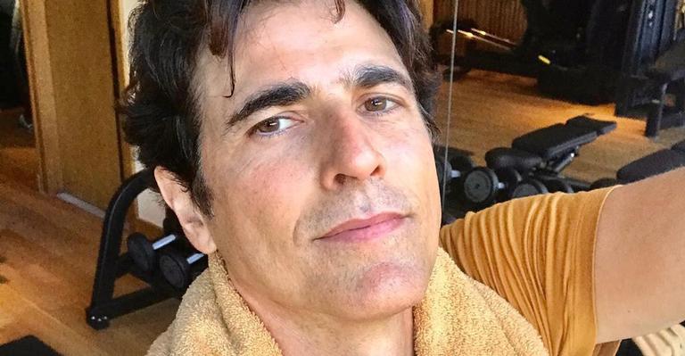 Reynaldo Gianecchini surge malhando com cachorros e encanta a web: ”Muito amor”