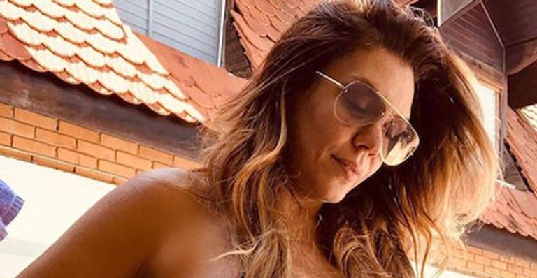 Simony posa de biquíni em foto sem qualquer retoque e exibe imperfeições: ”Beleza real”