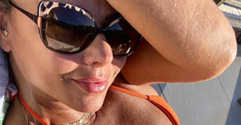 Viviane Araújo doura o corpão no sol e exibe curvas definidas a bordo de biquíni tamanho PP