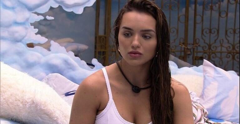 BBB20: Rafa Kalimann se descuida, deixa a tolha cair e mostra as partes íntimas