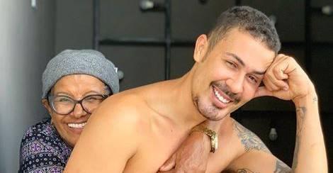 Carlinhos Maia posa ao lado da mãe e encanta seguidores: ”Lindos”